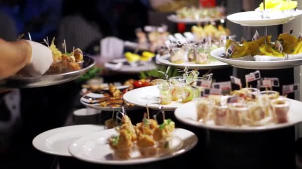 Catering adicionando comida em festa de coquetel — Vídeo de Stock