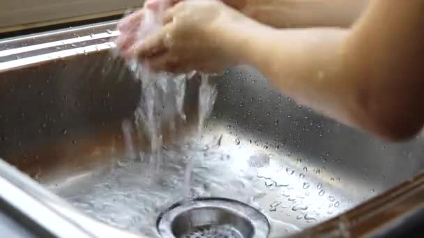 Мытье рук в раковине — стоковое видео