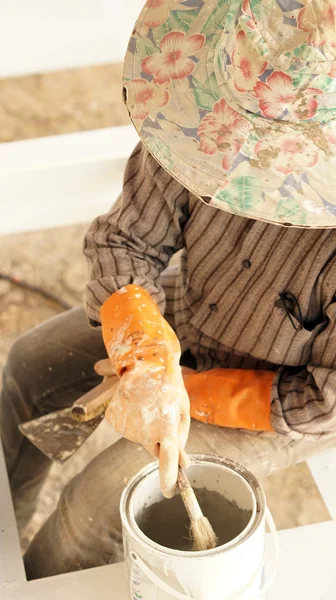 Werknemer bezig met schilderen detail — Stockfoto