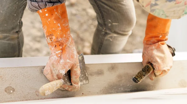 Işçi beton ayrıntılı üzerinde çalışıyor — Stok fotoğraf