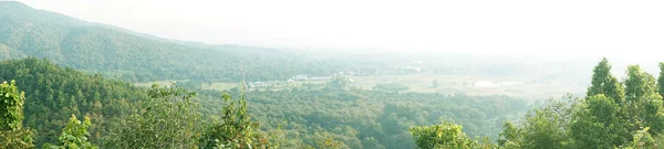 Vue panoramique de montagne naturelle avec paysage urbain — Photo