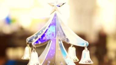 Noel zamanı gümüş süs, ağaç, Ren geyiği ve bell bir ağaç üzerinde asılı