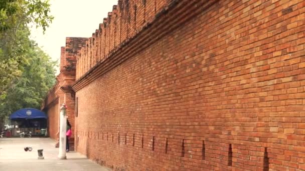 Tha pae portão com caminhadas turistas — Vídeo de Stock