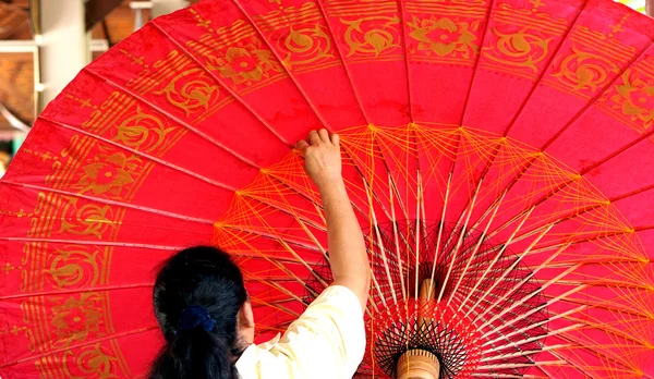 Thailand's handcraft, traditional art making umbrella — Stock Photo, Image