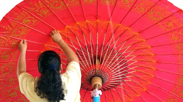 Tayland'ın el sanatları, geleneksel sanat şemsiye yapım — Stok fotoğraf