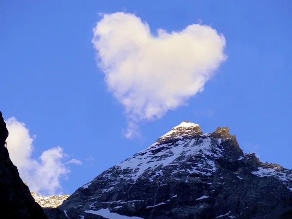 Heart could over mountain — Stock Photo, Image