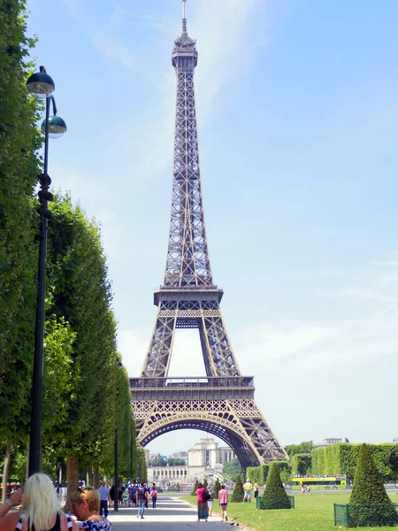 Torre Eiffel com turistas ambulantes — Fotografia de Stock