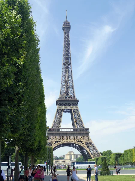 Torre Eiffel com turistas ambulantes — Fotografia de Stock