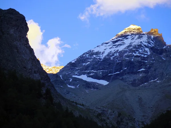Alpen piek bij zonsondergang en zonsopgang — Stockfoto