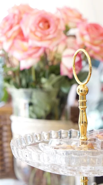 Brownie auf Goldglastier mit Rosen — Stockfoto