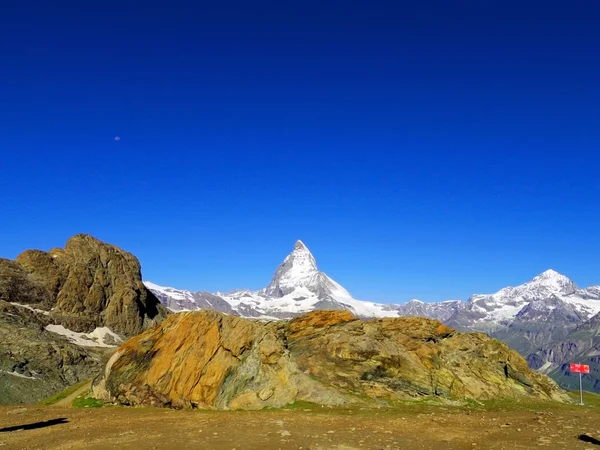 Βουνό Matterhorn με χιονισμένη κορυφή — Φωτογραφία Αρχείου