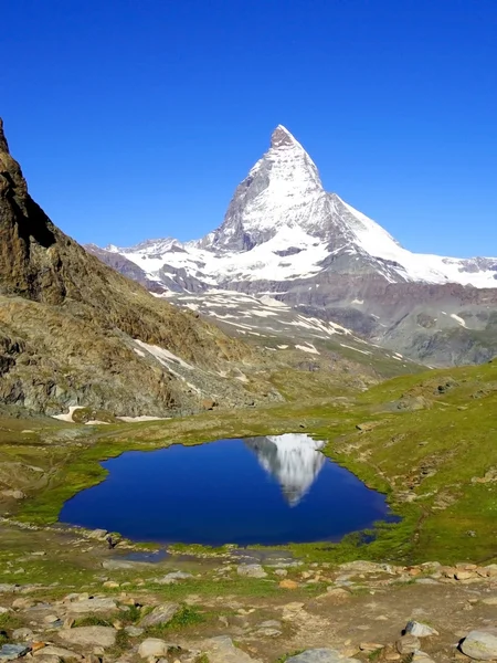 Montagna del Cervino con cima innevata — Foto Stock