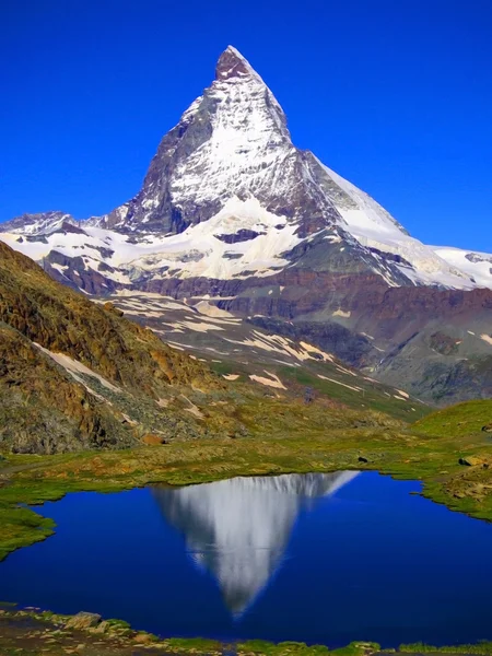 Βουνό Matterhorn με χιονισμένη κορυφή — Φωτογραφία Αρχείου