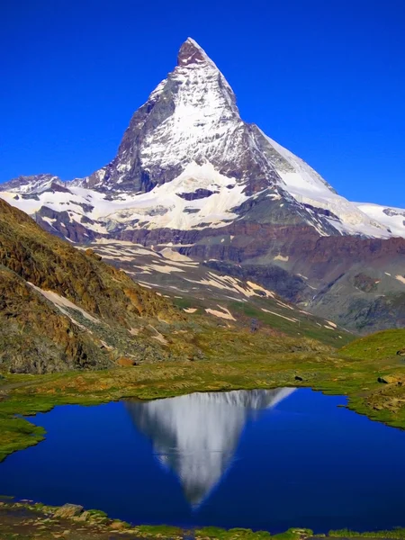 Matterhorn mit schneebedecktem Gipfel — Stockfoto