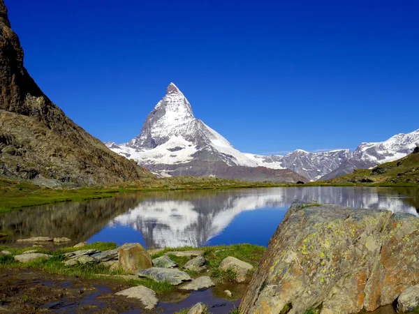 Matterhorn mountain med snöiga topp — Stockfoto