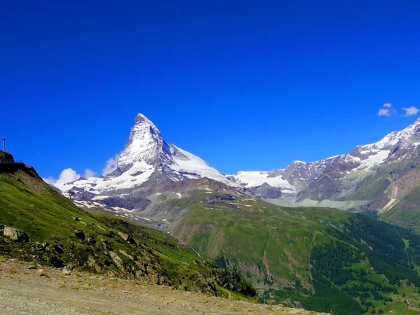 Matterhorn mit schneebedecktem Gipfel — Stockfoto