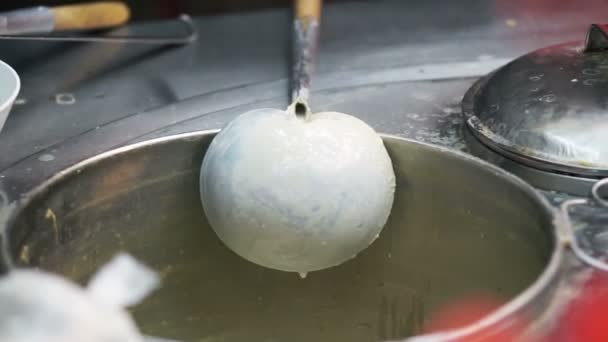 Le lait de soja bouillant sur le marché asiatique — Video