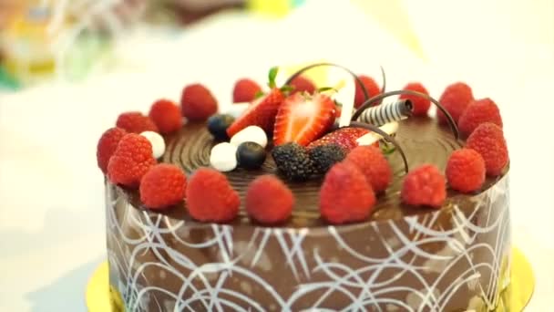 Pastel de chocolate con bayas frescas — Vídeos de Stock