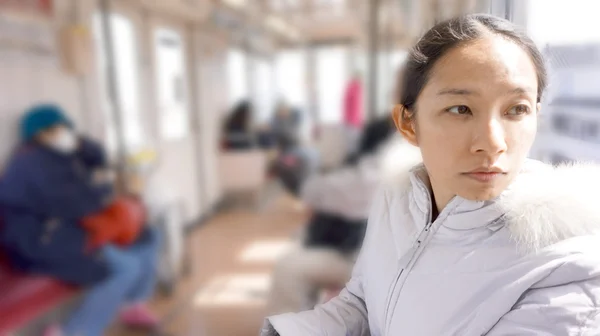 Азиатская девушка сидит в поезде — стоковое фото