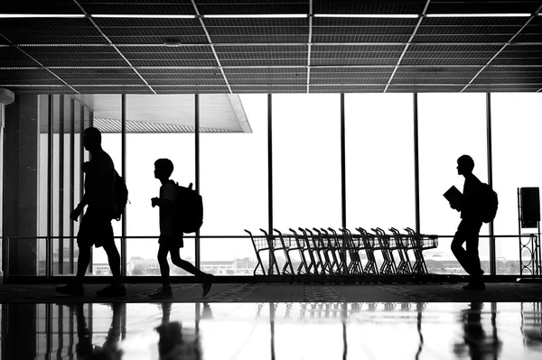 Pessoas silhuetas no aeroporto — Fotografia de Stock