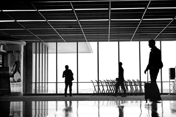 Personas siluetas en el aeropuerto —  Fotos de Stock