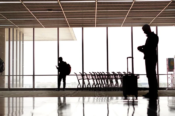 Pessoas silhuetas no aeroporto — Fotografia de Stock