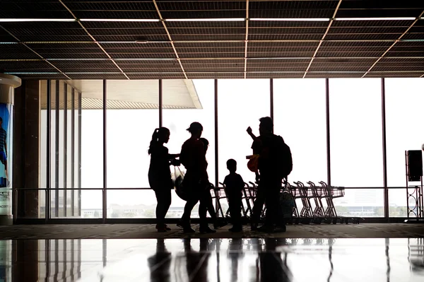 Mensen silhouetten op luchthaven — Stockfoto