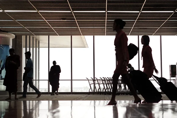 People silhouettes at airport — Stock Photo, Image
