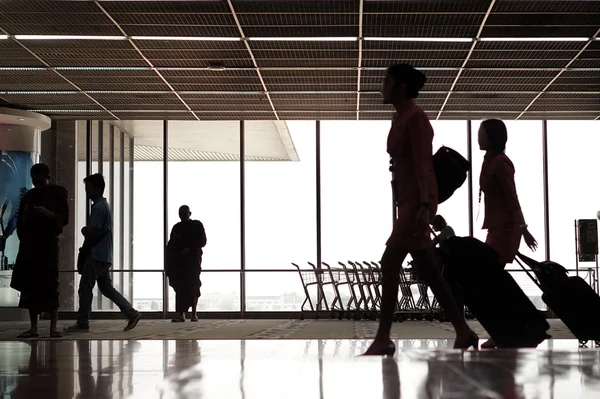 Pessoas silhuetas no aeroporto — Fotografia de Stock