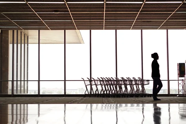Vrouwelijke silhouet op luchthaven — Stockfoto