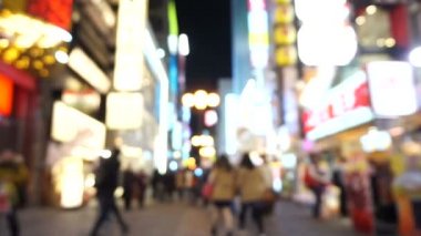 Osaka, Japonya-Mart 2015 - Dotonbori alan geceleri bulanık alışveriş sokak ve işareti