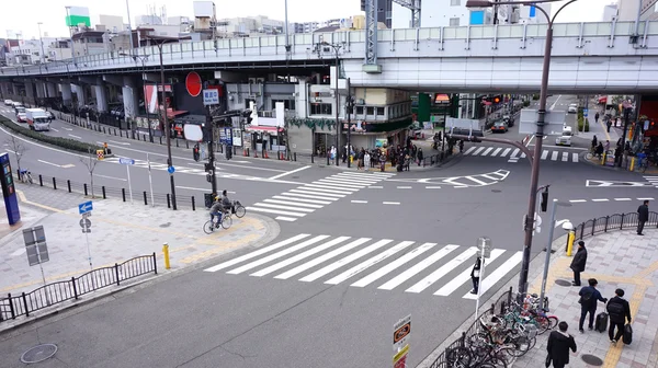 歩行者の横断歩道を横断 — ストック写真