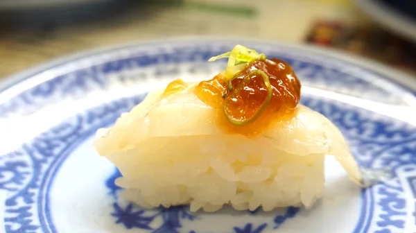 Sushi nigiri au poisson blanc — Photo
