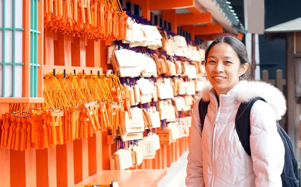 Chica en santuario japonés — Foto de Stock