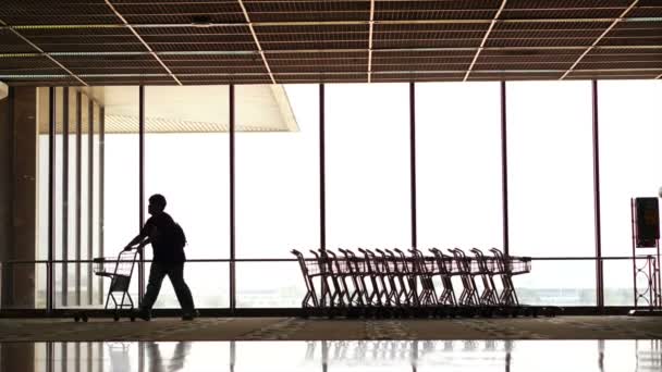 People silhouettes at airport — Stock Video