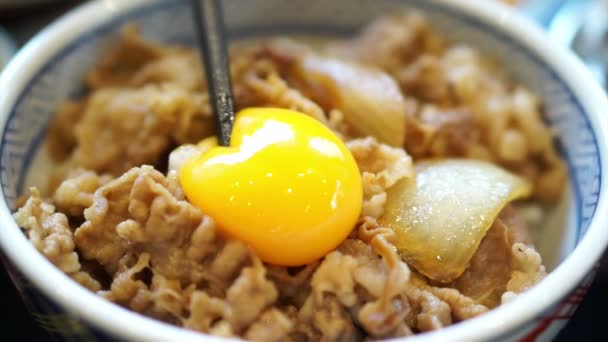 Carne japonesa sobre arroz com gema de ovo — Vídeo de Stock