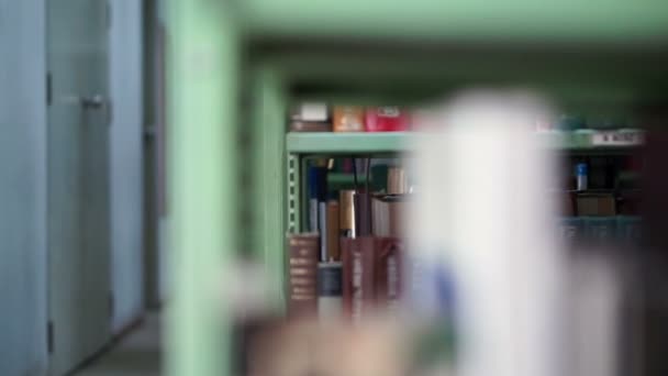 Étagères dans la bibliothèque universitaire — Video