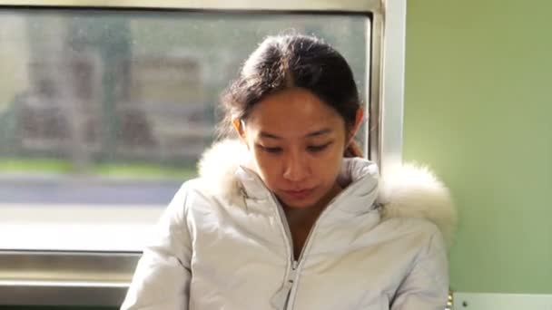 Женщина на поезде — стоковое видео