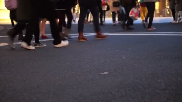 Caminar por la calle comercial por la noche — Vídeos de Stock