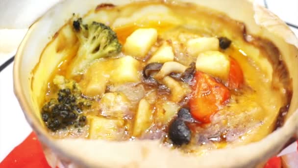 Sopa de verduras horneadas dentro del pan — Vídeo de stock