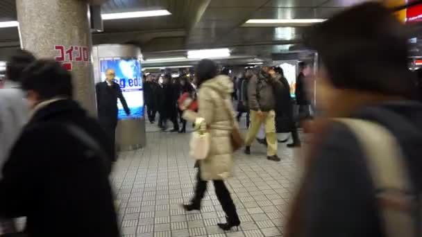 Pendelaars wandelen op doorvoer metrostation — Stockvideo