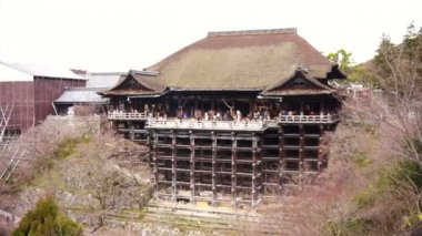 Turistler Kiyomizu dera tapınağı ziyaret