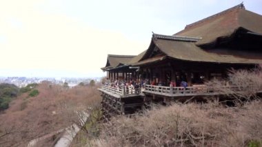 Turistler Kiyomizu dera tapınağı ziyaret