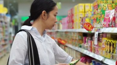 Bangkok, Tayland - Nisan 2015-Asyalı kız, yürüyüş, seyir ve alışveriş kadın aperatifler süpermarket Isle