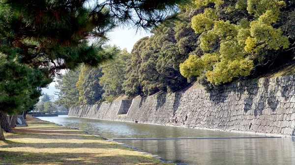 Acqua del canale e alberi intorno al castello Nijo — Foto Stock