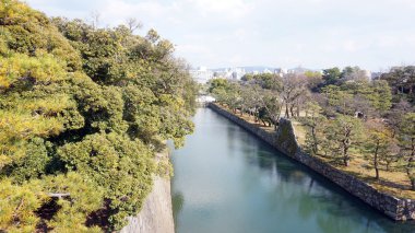 Kanal su ve ağaçlar nijo Kalesi çevresinde