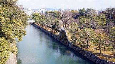 Kanal su ve ağaçlar nijo Kalesi çevresinde