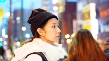 Asyalı kız gece şehri