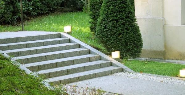 Jardín paisaje diseño escalera con luz — Foto de Stock