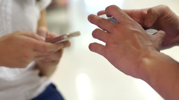 Pessoas usando smartphones touchscreen em público — Vídeo de Stock